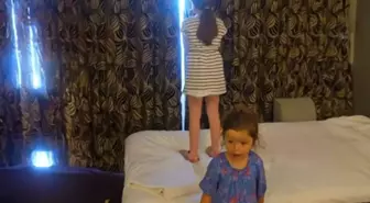 Otel odasının perdesini aralayınca gördükleri karşısında şok oldular