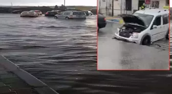 İzmir'i sağanak yağış vurdu! Yol çöktü, seyir halindeki araç göçüğe düştü