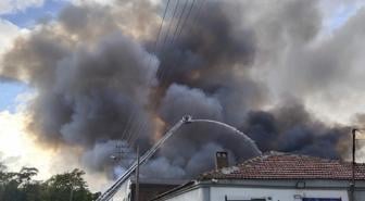 İzmir'de depo yangını! Ekiplerin müdahalesi sürüyor