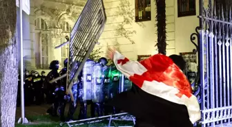 Gürcistan'da yer yerinden oynadı, protestocular Cumhurbaşkanlığı Sarayı'nı ele geçirmeye çalıştı