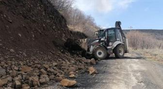 Toprak kayması faciayla sonuçlandı! Uçurumdan yuvarlanan kepçe operatörü hayatını kaybetti