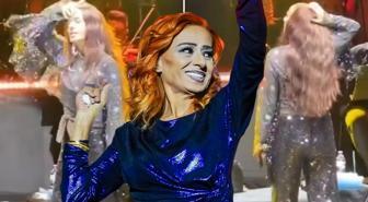 Sahnede kendinden geçen Yıldız Tilbe peruğunu çıkarıp halay çekti