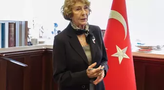 Ünlü yazar Ayşe Kulin, CHP'ye üye oldu! Özel kendi rozetini taktı