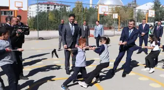 Bakan Tekin öğrencilerle yakantop oynayıp halat çekti