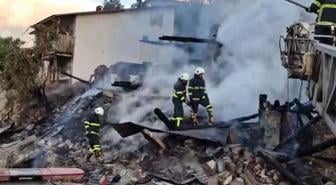 Yangın çıkan ev çöktü, engelli 2 kardeş hayatını kaybetti