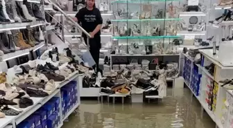 İzmir'de sağanak yağış hayatı olumsuz etkiledi