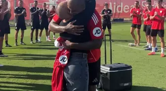 Beğeni yağıyor! Yıldız futbolcunun eşine unutamayacağı destek