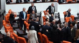 Meclis yine karıştı! Milletvekilleri birbirlerinin üzerine yürüdü