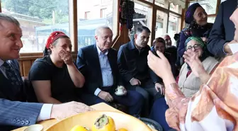 Cumhurbaşkanı Erdoğan memleketinde komşularıyla hasret giderdi