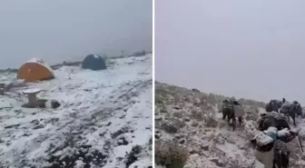 Kar yağışı aniden bastırdı, dağcılar mahsur kaldı