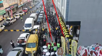 Bin liralık ürünün 100 TL'ye satılması izdihama neden oldu