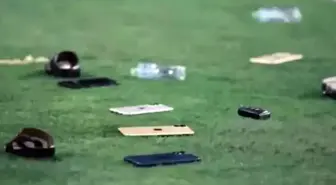 Katar'da olaylı maç! Sahaya atılanlar görülmemiş cinsten