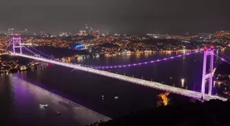 İstanbul'da köprüler pembe renkle aydınlatıldı