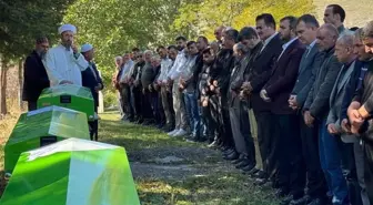 Pazardan mezara: 3 kardeş ve enişteleri yan yana defnedildi