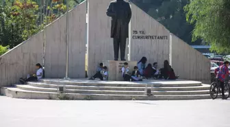 Yemekhaneye alınmayan öğrenciler öğle yemeğini sokakta yemek zorunda kalıyor