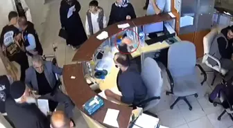 Devlet hastanesinde skandal: Engelli hastaya 'Yobaz' dedi, oğluna kalem fırlattı