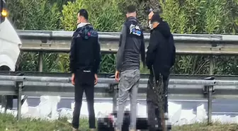 İzmir'de feci kaza: Lastiği patlayan minibüse çarpan otomobilde 1 ölü, 4 yaralı