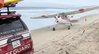 San Diego'da motoru duran uçak sahile acil iniş yaptı