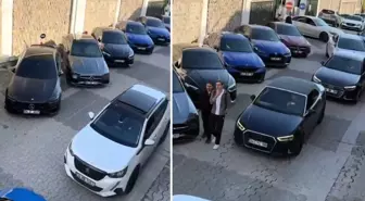Üniversitenin otoparkında sıra sıra dizilen otomobillere bakın