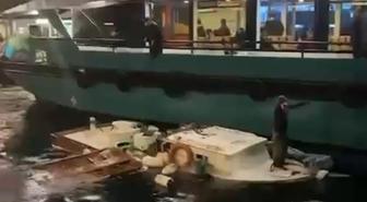 Üsküdar'da yolcu motoru balıkçı teknesine çarptı