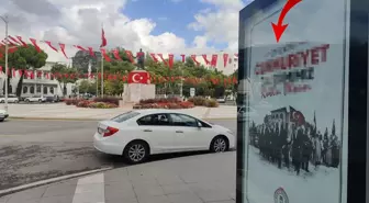29 Ekim afişlerinde 'Cumhuriyet' yanlış yazıldı, valilik anında yenisini astı