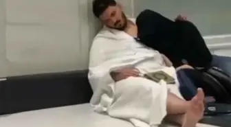 Tolgahan Sayışman Umre ziyaretinde yorgunluğa yenik düştü