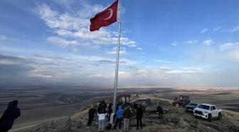 20 yıllık hayal gerçek oldu! Köylüler Ermenistan sınırına Türk bayrağı dikti