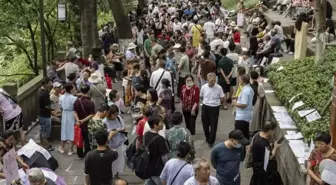 Bu da çöpçatan pazarı! Yüzlerce bekar bu parkta toplanıyor, duvara ilan asıp eş arıyor