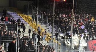 3. Lig'de olay! Tribündeki koltukları kırıp sahaya ve rakip taraftara attılar