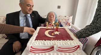 Cumhuriyet ile yaşıt Nazife nine Ay-yıldızlı pastasını üfledi
