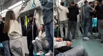 Marmaray'da 2 grup arasında kavga! Genç kızlar olanları gülerek izledi