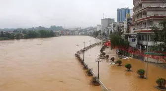 Vietnam'da şiddetli yağışlar sel felaketine yol açtı: 10 ölü