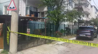 Oturma odasında eşini vahşice katletti