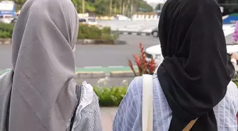 Yüzde 92'si Müslüman olan ülkede okullarda başörtüsü yasaklandı