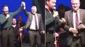 Bakan Osman Aşkın Bak, Sinan Akçıl ile sahnede şarkı söyledi