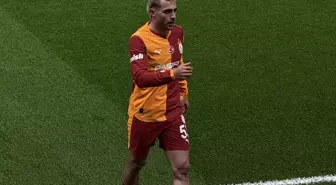 Galatasaray taraftarından Barış Alper Yılmaz'a hem destek hem protesto