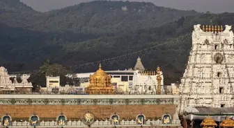 Hindistan'da tapınak izdihamında 12 kişi hayatını kaybetti