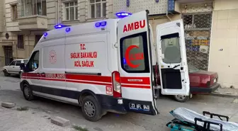 Genç kadın, çocuklarının gözü önünde boğazını kesti