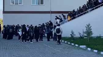 Ellerinde sopalarla okulu basıp öğrenciyi dövdüler