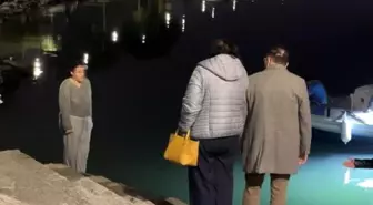 Denize atlamak isteyen genç kızı anne ve babası ikna etti