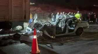 Gaziantep'te otomobil kamyona arkadan çarptı: 3 ölü