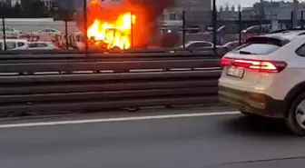 İstanbul E5'te iş makinesi yandı, trafikte yoğunluk oluştu