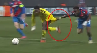 Fenerbahçe 90+5'te penaltı bekledi! Pozisyonu inceleyen hakemden 'devam' kararı