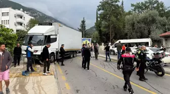 Fethiye'de freni patlayan kamyon öğrenci servisine çarptı: 22 yaralı