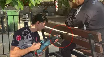 Uyurken bacağı banka sıkışan adamı itfaiye kurtardı