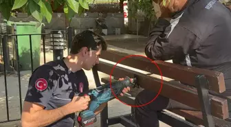 Uyurken bacağı banka sıkışan adamı itfaiye kurtardı