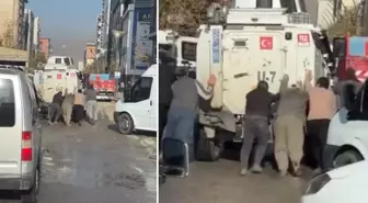 Görüntü Hakkari'den! Arızalanan zırhlı polis aracını vatandaşlar itti