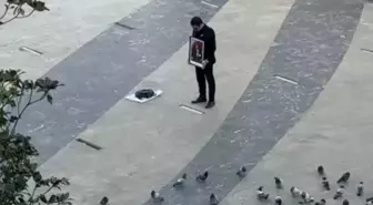 Atatürk'ün portresi ile tek başına saygı duruşunda bulundu