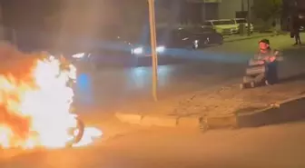 Çalışmayan motorunu ateşe verdi, karşısına geçip keyifle izledi