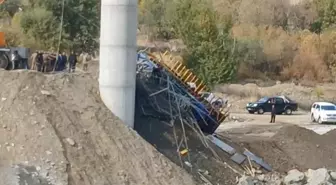 Diyarbakır'da viyadük inşaatında iskele çöktü! 2 işçi göçük altında, 4 yaralı var